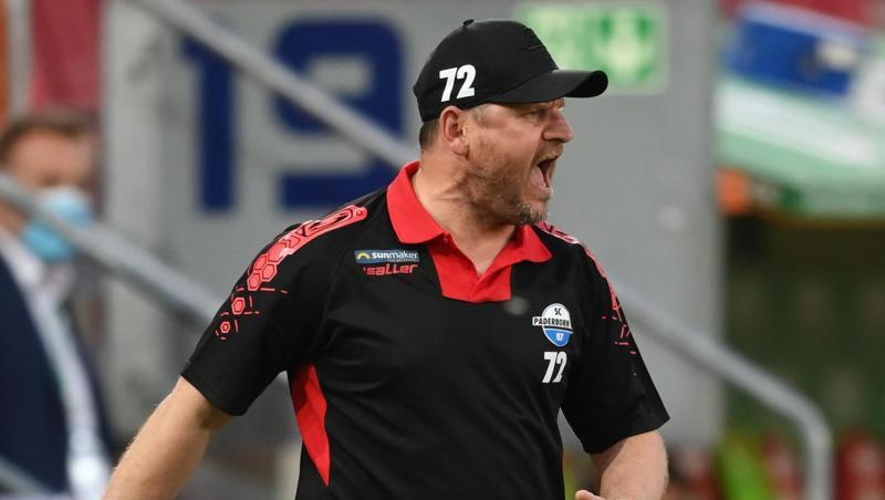 Steffen Baumgart, Trainer von Paderborn, gibt Anweisungen. Foto: Matthias Hangst/Getty Images Europe/Pool/dpa