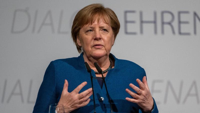 Bundeskanzlerin Angela Merkel (CDU) spricht vor ehrenamtlichen Helfern. Foto: Armin Weigel/dpa Bundeskanzlerin Angela Merkel (CDU) spricht vor ehrenamtlichen Helfern. Foto: Armin Weigel/dpa