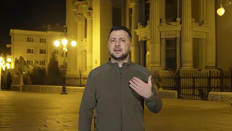 Der ukrainische Präsident Wolodymyr Selenskyj wendet sich an sein Volk.