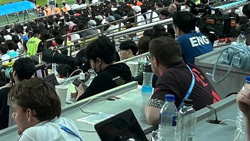 Hat es sich auf der Pressetribüne bequem gemacht: Max Eberl.