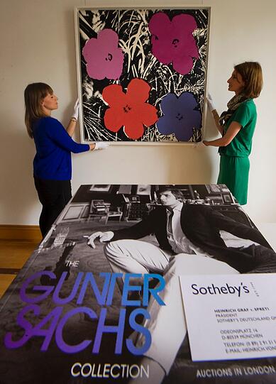 Ebenfalls in der Galerie Florian Sundheimer: das Gemälde "Flowers" (1964-65) von Andy Warhol.