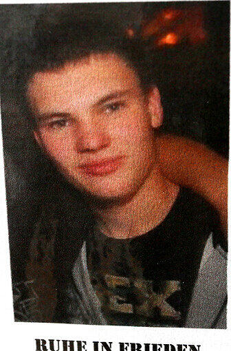 An der Unfallstelle erinnern Blumen und Kerzen an den getöteten 17-Jährigen.