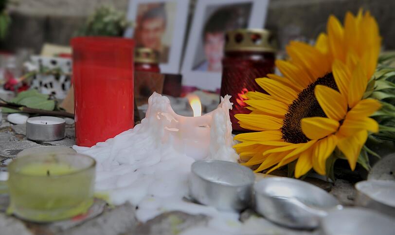 Blumen, Kerzen und Karten stehen in Berlin vor dem Eingang der Rheingau-Schule. Ein 19 Jahre alter Schüler ist nach Angaben des Auswärtigen Amtes auf der indonesischen Insel Java ums Leben gekommen, bei seinem Bruder wurde der Hirntod festgestellt.