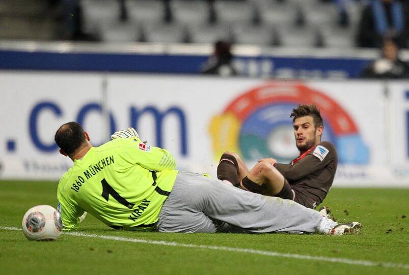 GABOR KIRALY: NOTE 3. 
Fiel diesmal durch ein paar kleine Unkonzentriertheiten auf. Bei den Gegentoren machtlos.