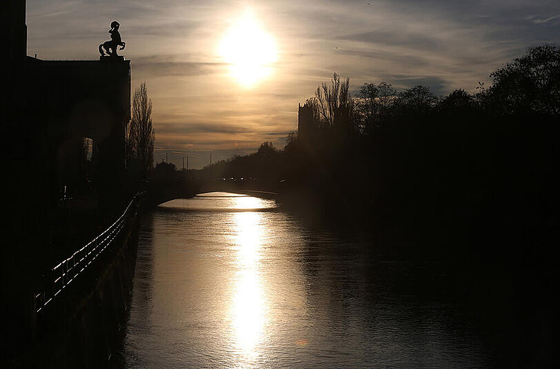 Abendstimmung an der kanalisierten Isar vor dem Deutschen Museum (links), im Hintergrund St. Maximilian.