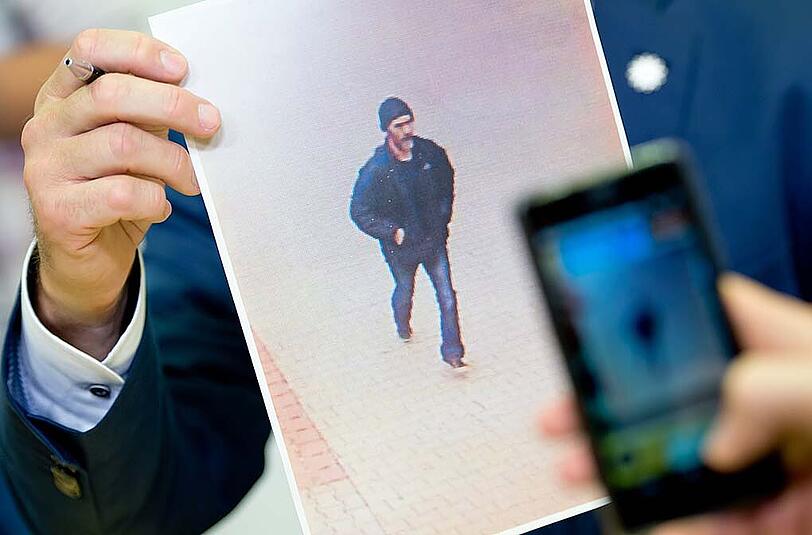 Die Polizei veröffentlichte das Foto des Täters während der Pressekonferenz. Durch die öffentliche Fahndung erhoffen sie sich eine schnellere Ergreifung.