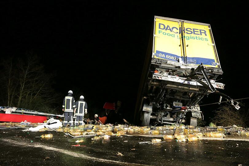 Die A3 glich einem Schlachtfeld: Bei dem Unfall krachten drei Lkws ineinander. Einer verlor dabei 23 Tonnen Salatöl.