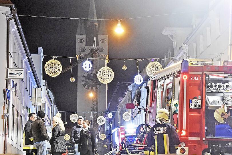 Ein Übergreifen der Flammen auf benachbarte Gebäude konnte die Feuerwehr verhindern.