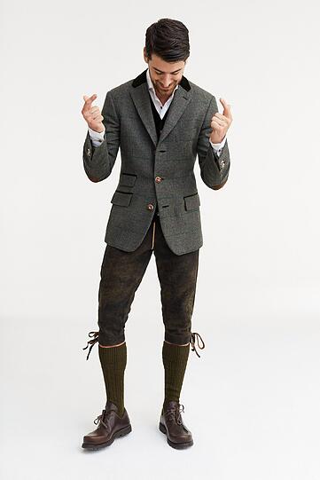 Im Trachten-Komplett-Look aus Kniebund-Lederhose, Weste und Lodensakko macht Mann immer eine gute Figur