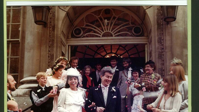 Vor 32 Jahren: Ken Follett heiratet die Labour-Abgeordnete Barbara. Vor 32 Jahren: Ken Follett heiratet die Labour-Abgeordnete Barbara.