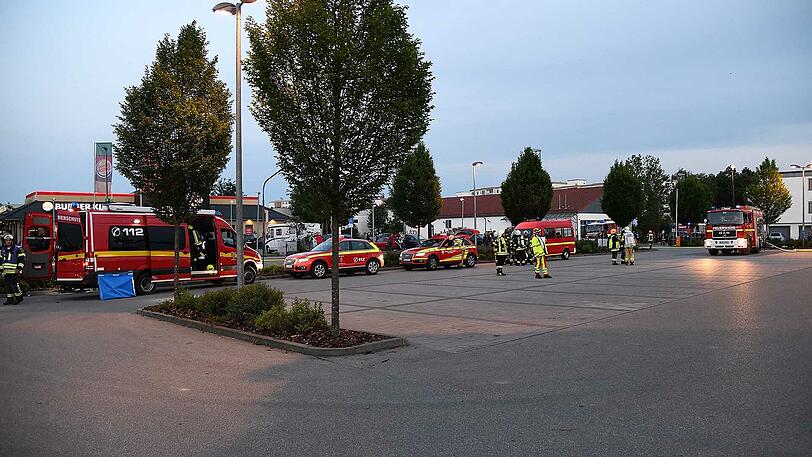 Großeinsatz am Pfingstsonntag: Mehrere Feuerwehren haben in Mühldorf einen Penny-Supermarkt gelöscht.
