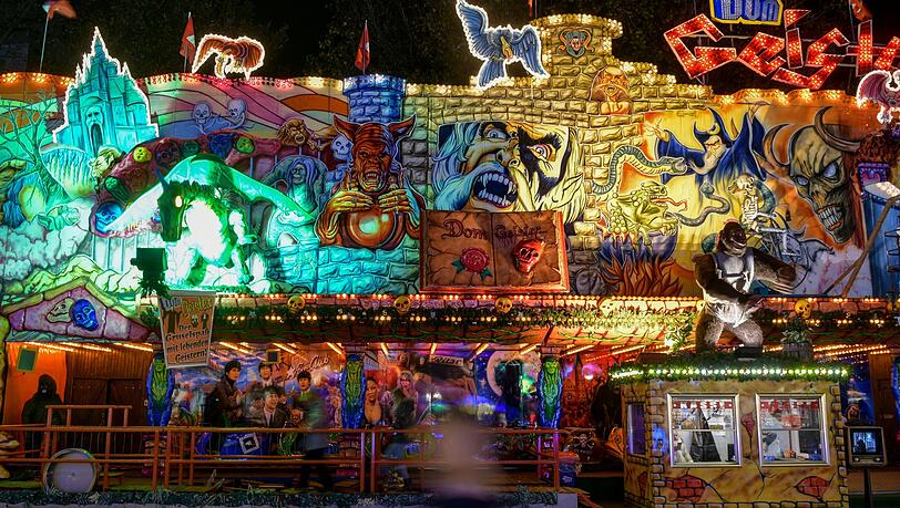 Zwei Männer sind in eine Geisterbahn auf der Wiesn eingebrochen und lösten den Not-Halt der Waggons aus. (Symbolfoto) Zwei Männer sind in eine Geisterbahn auf der Wiesn eingebrochen und lösten den Not-Halt der Waggons aus. (Symbolfoto)