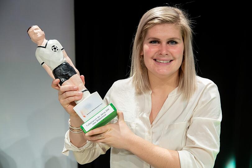 Fußballspruch des Jahres 2019: "Ich bin Profi. Ich stelle nach der Schwanzlänge auf." Imke Wübbenhorst, erste Trainerin einer Oberligamannschaft der Männer auf die Frage, ob sie eine Sirene auf dem Kopf tragen werde, damit ihre Spieler schnell noch eine Hose anziehen könnten, bevor sie in die Kabine komme.