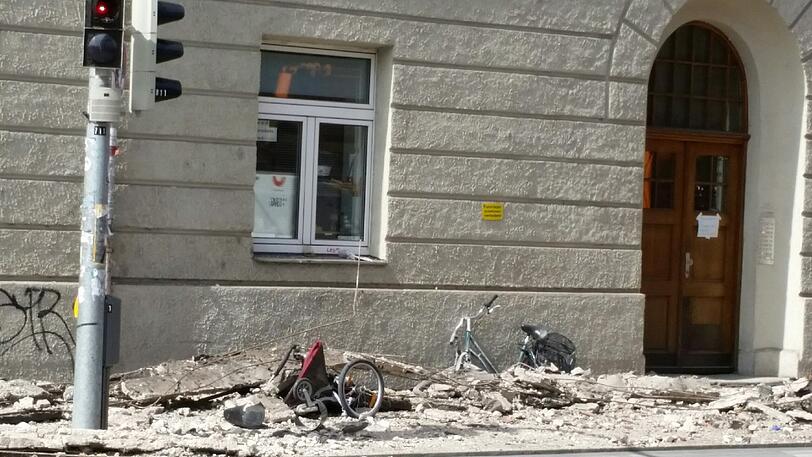 In der Kapuzinerstraße sind Teile eines Hausdachs einfach auf die Straße gefallen.