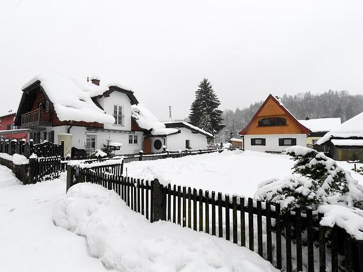 Schnee liegt auf den Häusern und den Gärten einer Siedlung in Traunstein. Tobias Hase/Archiv Foto: Tobias Hase