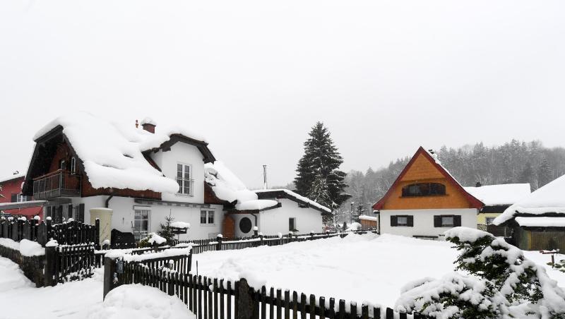 Schnee liegt auf den Häusern und den Gärten einer Siedlung in Traunstein. Tobias Hase/Archiv Foto: Tobias Hase