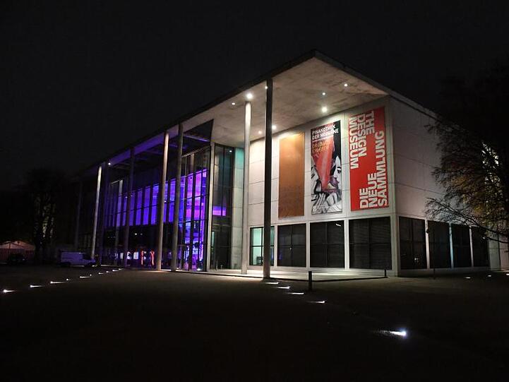 Die Pinakothek der Moderne ist am Abend von außen beleuchtet. Foto: Felix Hörhager