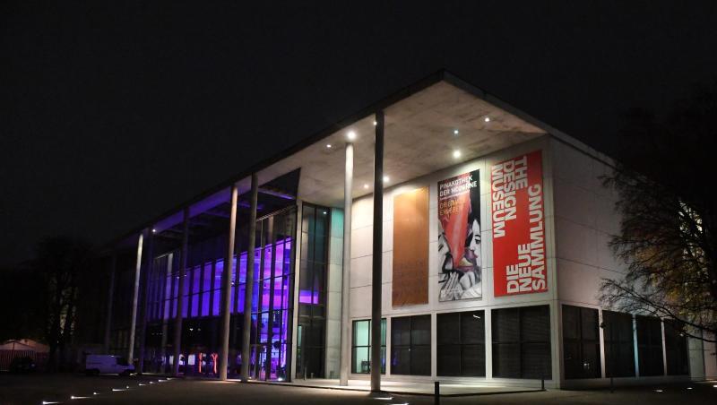 Die Pinakothek der Moderne ist am Abend von außen beleuchtet. Foto: Felix Hörhager Die Pinakothek der Moderne ist am Abend von außen beleuchtet. Foto: Felix Hörhager