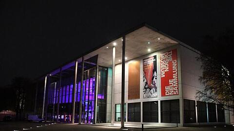 Die Pinakothek der Moderne ist am Abend von außen beleuchtet. Foto: Felix Hörhager