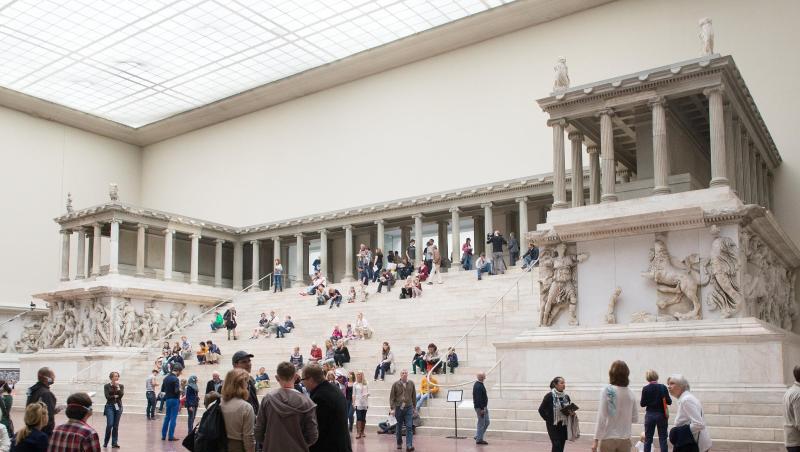 Der Pergamonaltar in seiner ganzen Pracht. Der Pergamonaltar in seiner ganzen Pracht.