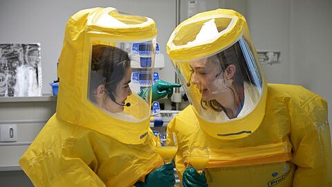 Die Helfer m&uuml;ssen sich per Sprechfunk verst&auml;ndigen - in den Anz&uuml;gen h&ouml;ren sie sonst nichts.