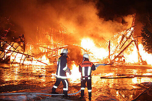 Meter hohe Flammen: Ein Hof bei Erding brannte völlig nieder