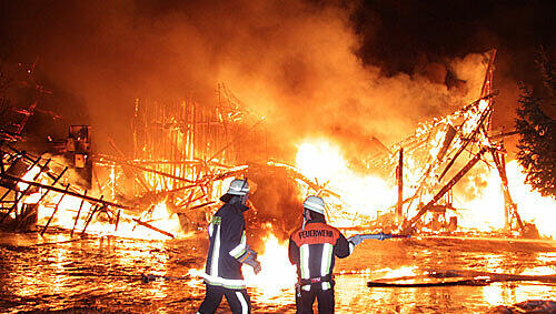 Meter hohe Flammen: Ein Hof bei Erding brannte völlig nieder Meter hohe Flammen: Ein Hof bei Erding brannte völlig nieder