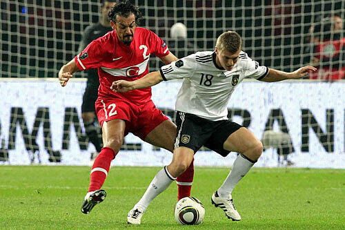 Toni Kroos (r) und der Türke Servet Cetin