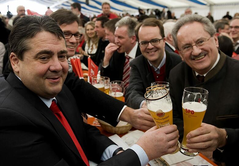 Bier und Politik - eine wundervolle Symbiose, zumindest am Aschermittwoch: Sehen Sie hier die Bilder des deftigen Polit-Klamauks mit OB Ude, Horst Seehofer, Claudia Roth und Co....