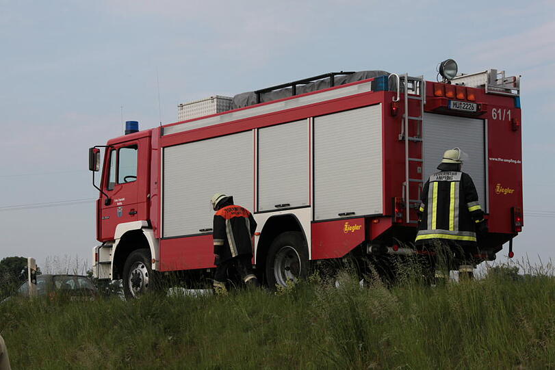Unfall bei Ampfing: Ein Kleinwagen brettert durchs Bankett und landet auf einem Feld auf dem Dach. Der Fahrer wird nur leicht verletzt