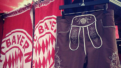 Eine Lederhose, die nicht aus Leder ist, hängt in Arco auf einem Fanartikel-Ständer. Eine Lederhose, die nicht aus Leder ist, hängt in Arco auf einem Fanartikel-Ständer.