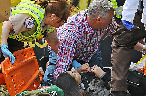 Anschlag auf den Marathon von Boston: Helfer kümmern sich um eine verletzte Frau.