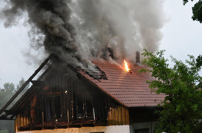Stundenlang kämpfte die Feuerwehr gegen die Flammen in Vilsheim-Kemoden. Die Bilder vom Einsatz.
