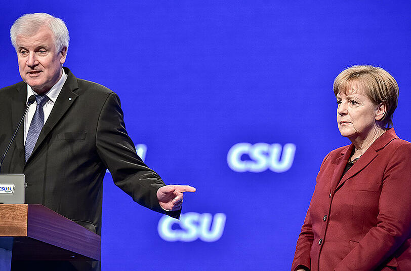Seehofer übte auf dem CSU-Parteitag Kritik an Kanzlerin Merkel - während die nebendran stand und alles über sich ergehen lassen musste.