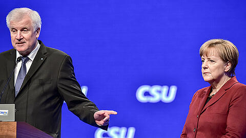 Seehofer übte auf dem CSU-Parteitag Kritik an Kanzlerin Merkel - während die nebendran stand und alles über sich ergehen lassen musste.