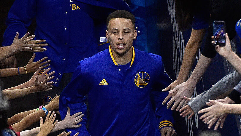 Beim Erfolg in San Antonio überragte einmal mehr Warriors-Spielmacher Stephen Curry mit 37 Punkten. Beim Erfolg in San Antonio überragte einmal mehr Warriors-Spielmacher Stephen Curry mit 37 Punkten.