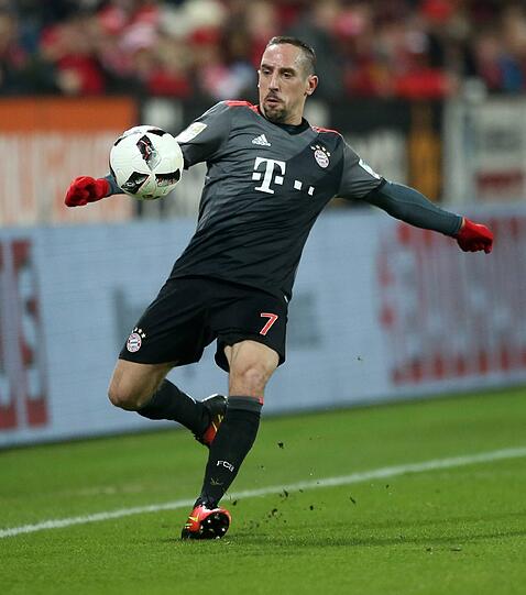 FRANCK RIBERY: NOTE 2.
Vertrag um ein Jahr verlängert, gestern Abend mit richtig Power. In  
der Entstehung des 2:1 sehr durchsetzungsstark, versuchte viel, nicht  
ganz so effektiv wie Robben. Nach 66 Minuten raus.