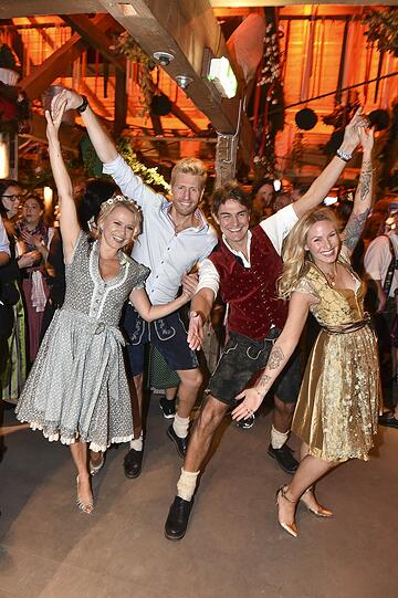 Nova Meierhenrich, Maximilian Arland, Matze Knop und Evelyn Weigert im Käfer