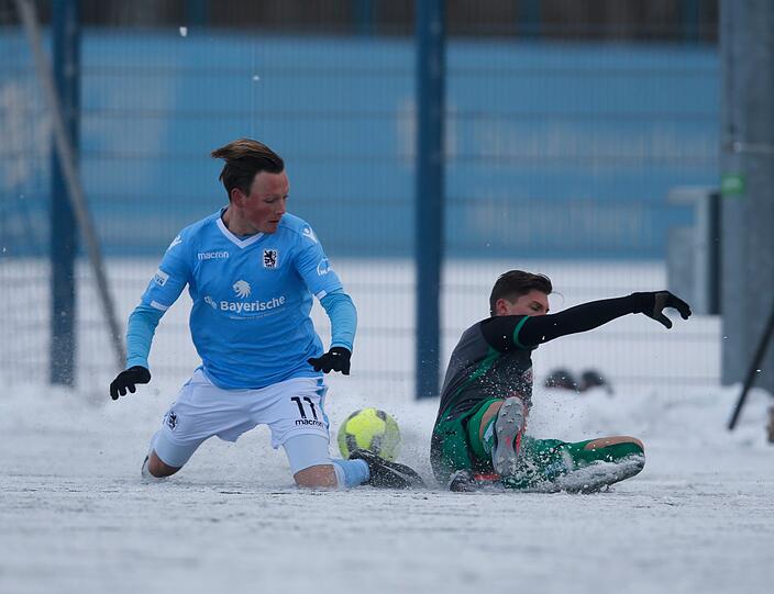 Schneegestöber und Fußball geht nicht? geht doch! Der TSV 1860 testete gegen Wacker Innsbruck auf schneeweißem Kunstrasen an der Grünwalder Straße - vorher mussten Funktionäre und Nachwuchsspieler Schneeschippen.