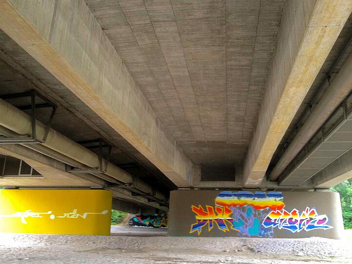 Unter der Brudermühlbrücke schaut's jedes Jahr anders bunt aus: Grafittisprayer verkünstlern sich hier bei "Isart".