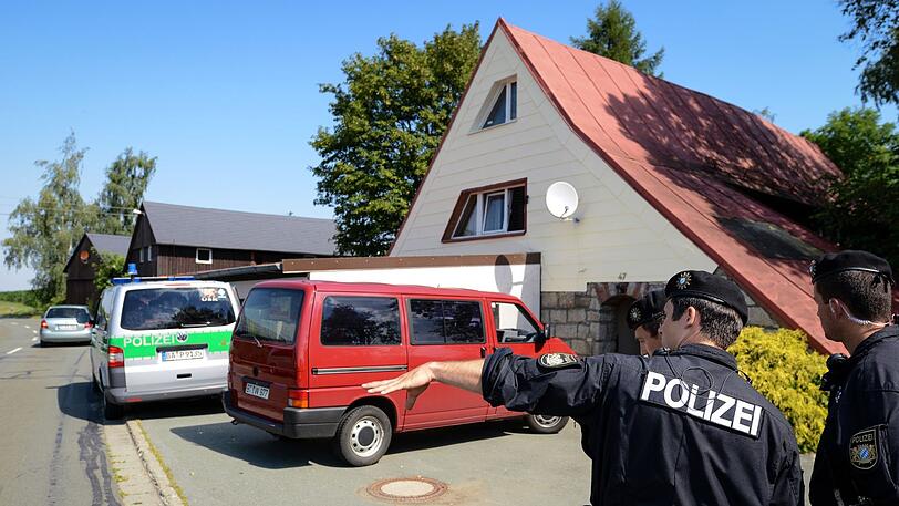 Polizeibeamte sichern 2014 den ehemaligen Gasthof in Oberprex.
