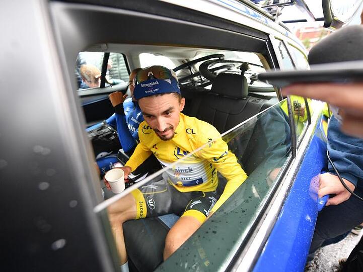 Der bis dato Gesamtführende Julian Alaphilippe steigt nach dem Abbruch der 19. Etappe ins Begleitauto.