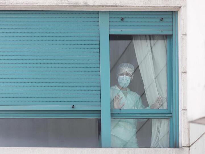 Nach Italien hat nun auch Spanien mehr Todesfälle durch die Coronavirus-Pandemie als China gemeldet.