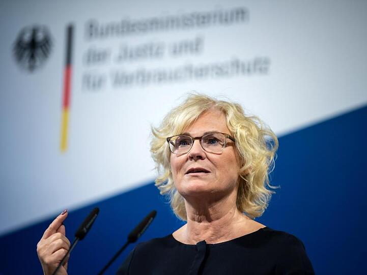 Justizministerin Christine Lambrecht: "Senden das ganz klare Signal aus, dass wir diese Taten nicht hinnehmen.".