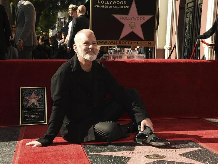 Ryan Murphy hinter seinem Stern auf dem Hollywood Walk of Fame.