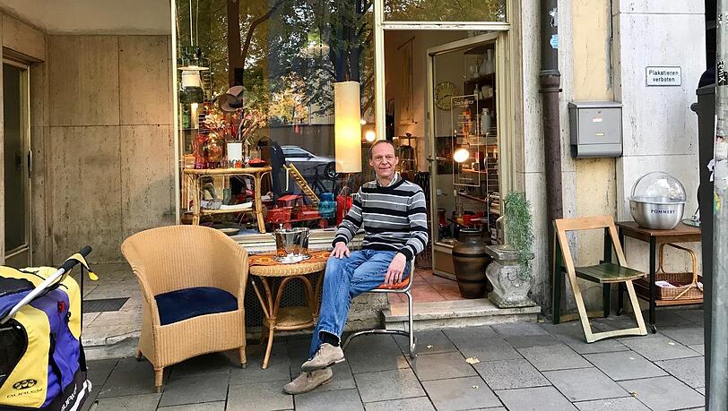 Alexander Kaspar verkauft, nur ein paar Schritte vom Karstadt entfernt, in der Elisabethstraße, Lampen, Porzellan und Möbel aus allerlei Jahrzehnten - in seinem Vintage-Design-Laden "Das Inventar". Neuerdings kommen Kunden mit eher wunderlichen Wünschen in sein Geschäft. Alexander Kaspar verkauft, nur ein paar Schritte vom Karstadt entfernt, in der Elisabethstraße, Lampen, Porzellan und Möbel aus allerlei Jahrzehnten - in seinem Vintage-Design-Laden "Das Inventar". Neuerdings kommen Kunden mit eher wunderlichen Wünschen in sein Geschäft.