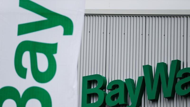 BayWa-Fahnen wehen vor einem Technik-Zentrum der BayWa AG.