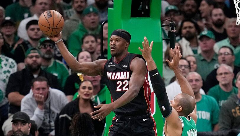 Jimmy Butler (l) von Miami Heat in Aktion mit Al Horford von den Boston Celtics.