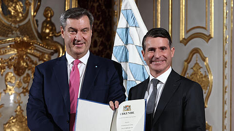 Bayerns Ministerpräsident Markus Söder (l.) überreicht Eric Beißwenger, Staatsminister für Europaangelegenheiten, die Ernennungsurkunde.