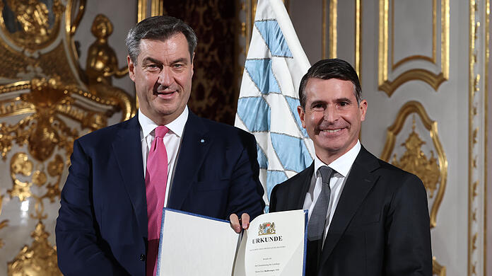 Bayerns Ministerpräsident Markus Söder (l.) überreicht Eric Beißwenger, Staatsminister für Europaangelegenheiten, die Ernennungsurkunde.